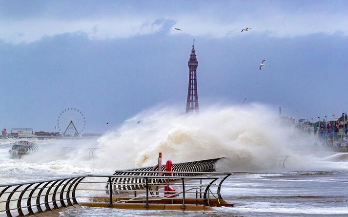 Öldugangur í Blackpool á norðvesturhluta Englands þegar stomurinn Ciara gekk þar yfir um síðustu helgi. Aftur er búist við öflugu óveðri þar í dag.