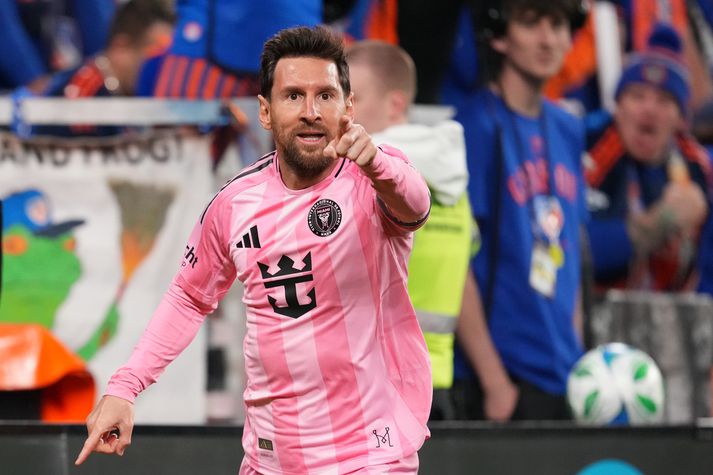 Lionel Messi fagnar eftir að hafa komið Inter Miami yfir gegn Cincinatti.