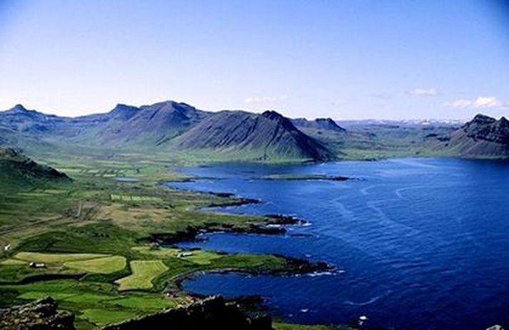 Trékyllisvík í Árneshreppi að sumri. Sveitin er tæplega svona blómleg nú þegar veturinn ríður yfir.