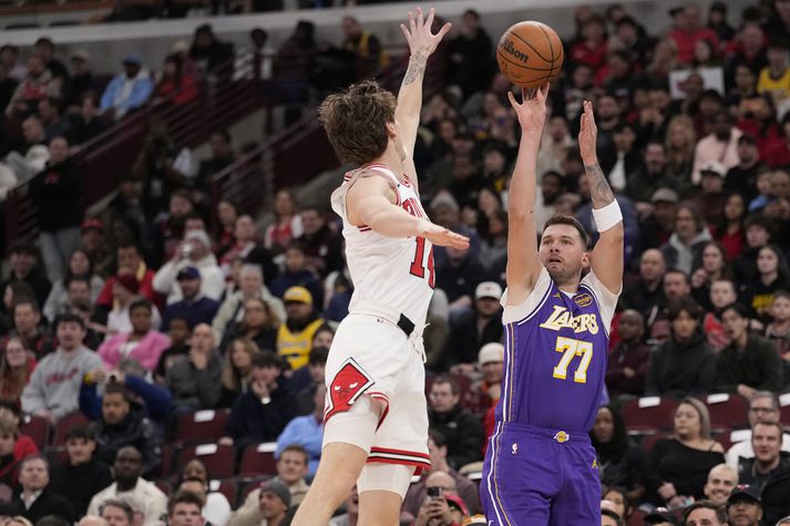 Luka Doncic setti niður átta þrista gegn Chicago Bulls.