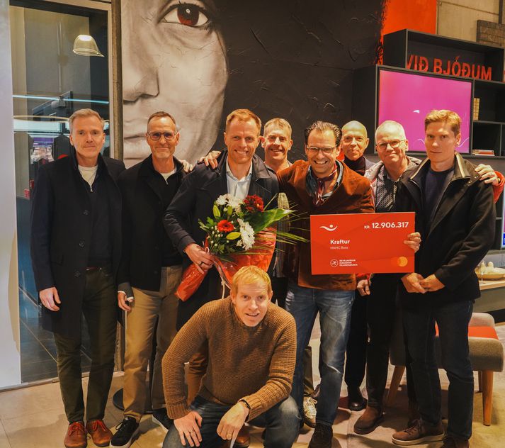 Hlaupahópurinn HHHC Boss hljóp fyrir Kraft. Þeir hlupu sex maraþon í sumar í jakkafötum. 