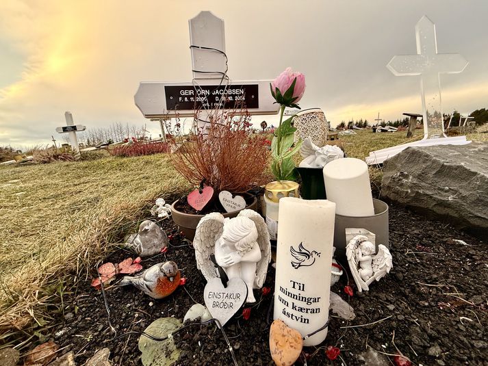 Geir lést í bruna á Stuðlum þar sem hann var í neyðarvistun og var jarðsunginn á deginum sem hann hefði orðið átján ára gamall.