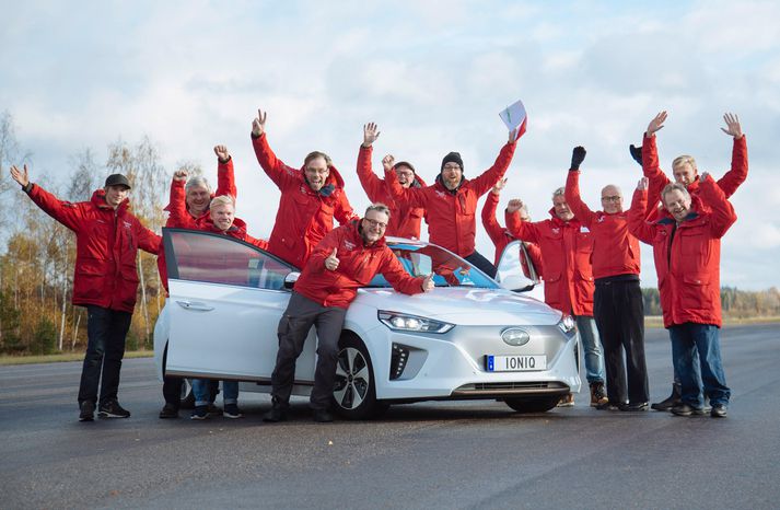 IONIQ Electric er Bíll ársins 2017 í Svíþjóð, Noregi og Frakklandi. Myndin er af fulltrúum Teknikens Världs þegar IONIQ var kjörinn Bíll ársins í Svíþjóð.