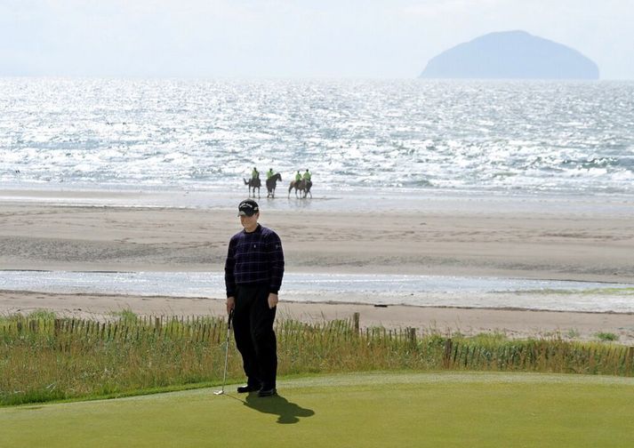 Tom Watson undirbýr pútt á Opna mótinu á Turnberry-vellinum í Skotlandi árið 2009, síðast þegar mótið var haldið þar. Bresk stjórnvöld sjá sér hag í að koma mótinu aftur þangað til þess að þóknast sitjandi Bandaríkjaforseta sem á völlinn.
