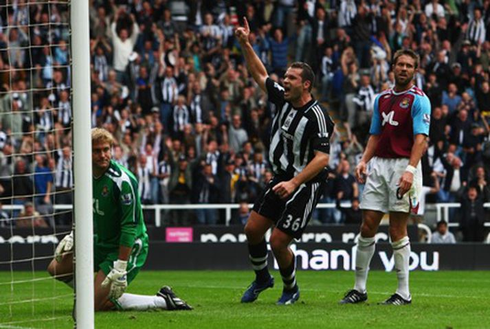 Mark Viduka fagnar öðru marka sinna í dag.