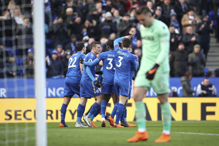 Leikmenn Leicester fagna klaufalegu sjálfsmarki Butland