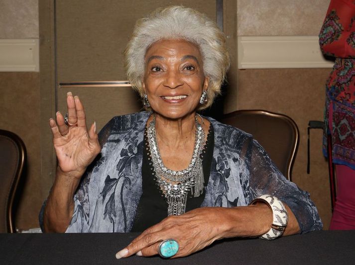 Nichelle Nichols heillsar að vúlkönskum sið.