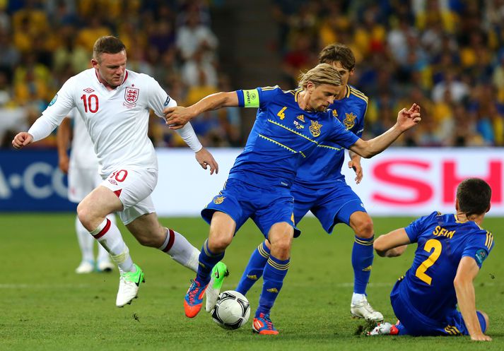 Anatoliy Tymoshchuk í baráttu við Wayne Rooney í leik Englands og Úkraínu á EM 2012.