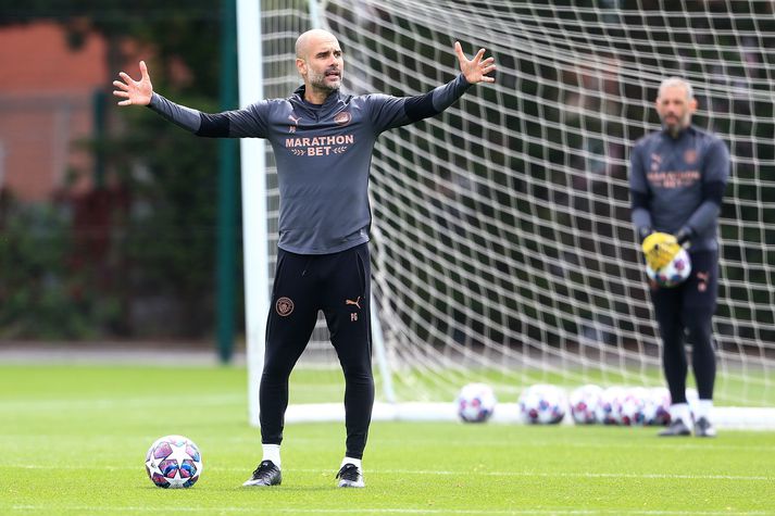 Guardiola gefur skipanir á æfingu City í síðustu viku.