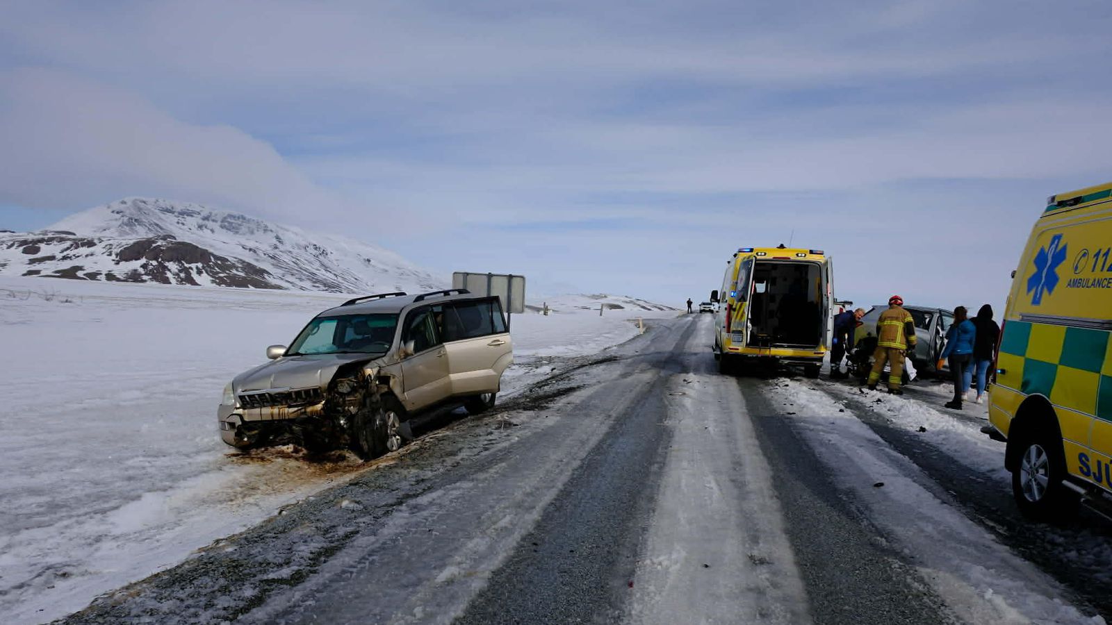 Sjö á sjúkra­hús eftir á­rekstur á Mosfellsheiði