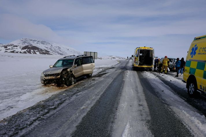 Bílarnir virðast nokkuð skemmdir.