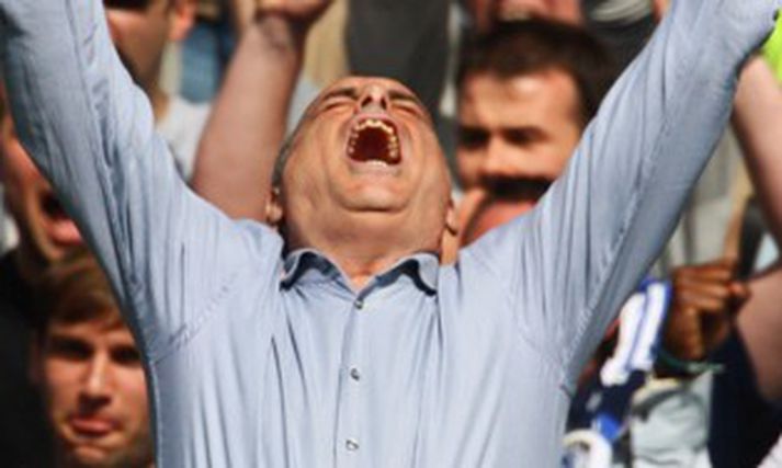 Avram Grant brá út af vananum í dag og fagnaði mörkum Chelsea