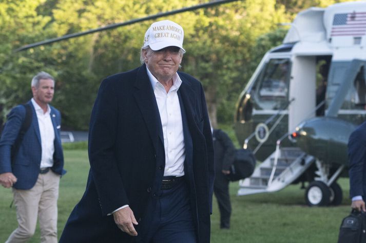 Donald Trump Bandaríkjaforseti á lóð Hvíta hússins í bandarísku höfuðborginni Washington í gær.