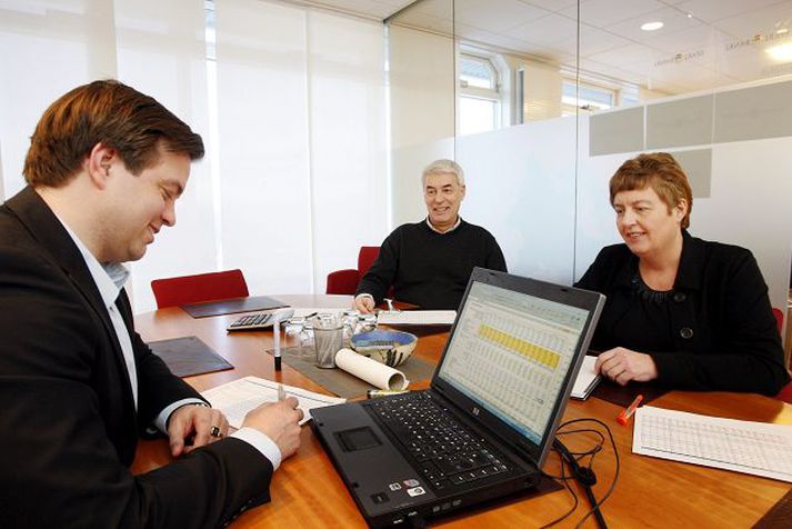 Forsvarsmenn Sparibankans segjast leita eftir reynslu fyrrverandi forstjóra VBS Fjárfestingarbanka og þekkingar endurskoðenda hjá PwC við stofnun nýs banka. Hann mun starfa á öðrum forsendum en þekkist hér á landi. Fremst á myndinni er Arnar. Ingólfur og Hanna sitja gegnt honum.Fréttablaðið/Anton