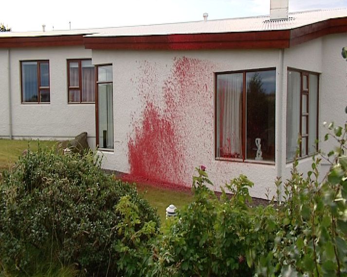 Húsið var lakkað rautt í nótt.