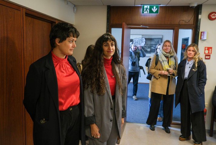 Elissa og Anahita ásamt stuðningsmönnum við þingfestingu málsins í morgun.
