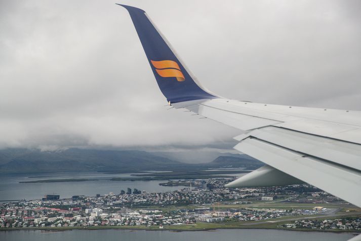 Vél Icelandair flýgur hér yfir Reykjavík.