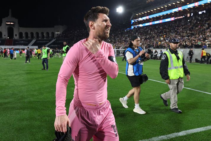 Lionel Messi fékk mjög harðar móttökur í fyrsta leik tímabilsins og var allt annað en sáttur.