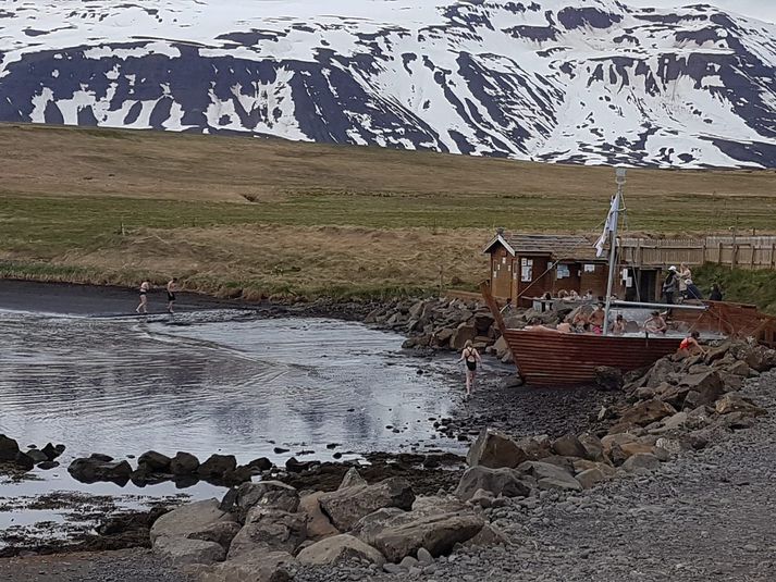 Heitu pottarnir við Hauganes hafa verið vel sóttir.