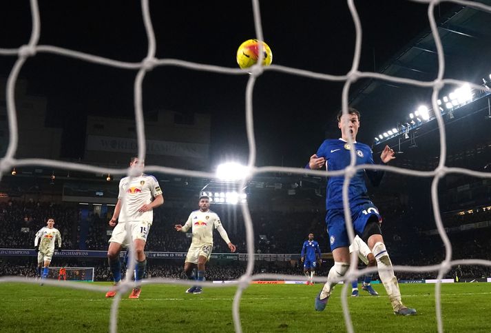 Cole Palmer setur boltann yfir úr algjör dauðafæri.