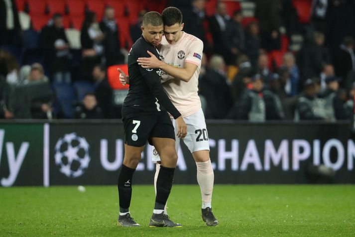 Kylian Mbappe og United-maðurinn Diogot Dalot eftir leikinn í gærkvöldi.