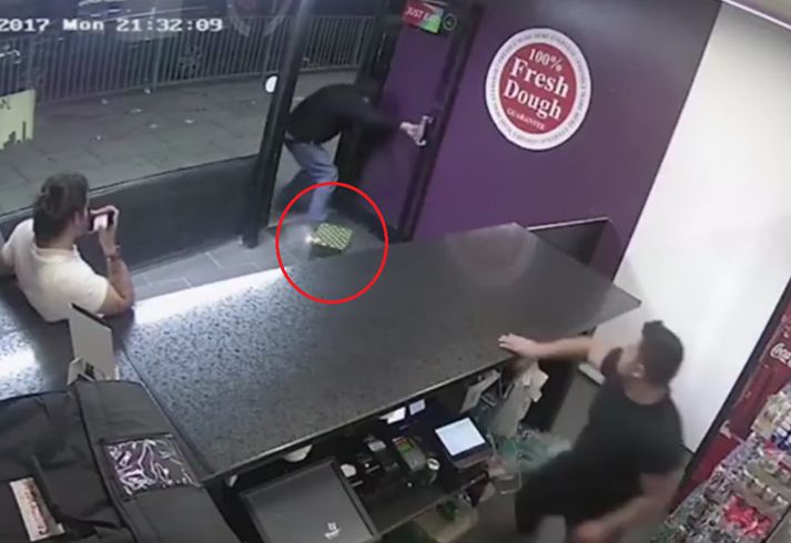 Yfirmaður veitingastaðarins sagði að starfsmenn hans hefðu verið of hræddir til að mæta aftur í vinnuna. Engan sakaði þó.