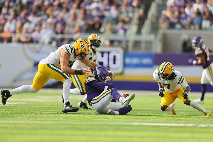 Kyler Murray rennir sér hér með boltann. Sekúndu síðar fékk hann þungt höfuðhögg sem leiddi til heilahristings.