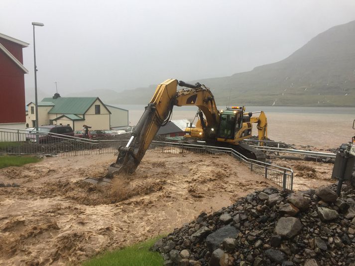 Vatnsmagn í Hlíðarendaá á Eskifirði var rúmlega tvöfalt þar sem vatni úr nærliggjandi á hafði verið veitt í hana meðan unnið var að hreinsun á árfarvegi hennar. Snör handtök lögreglu og verktaka björguðu miklu.