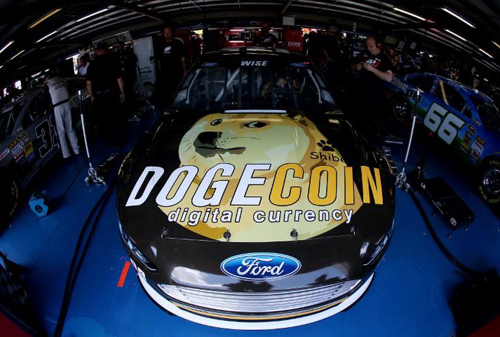 Samfélag dogecoin-eigenda styrktu ökumann í NASCAR-kappakstrinum. Auglýsingin skartaði shiba inu-hundinum úr netminni.