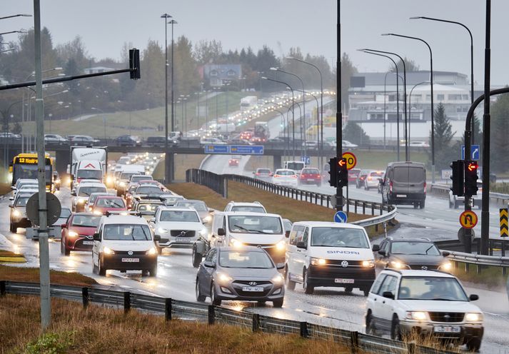 Bílaumferð á Reykjanesbraut. 