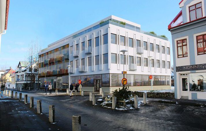 Þannig sjá Yrki arkitektar fyrir sér Strandgötu 31-33  eftir breytingar. Bætt verður inndreginni hæð ofan á húsið og svalir byggðar utan á húsið.