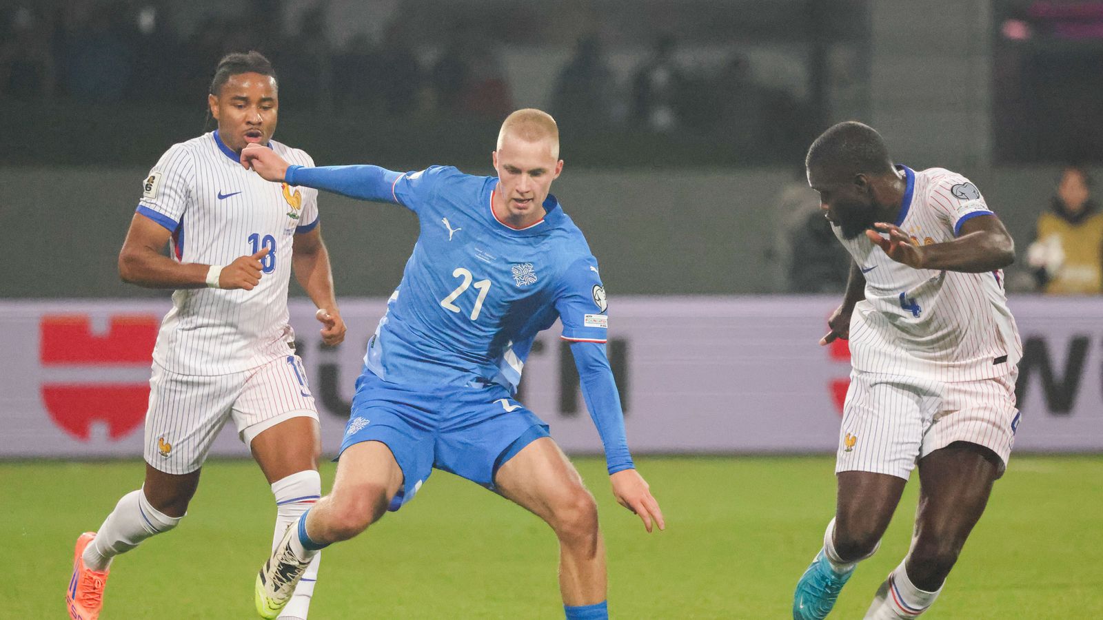 Sjáðu mörkin og sláar­skot í naumu tapi Ís­lands gegn Frakk­landi