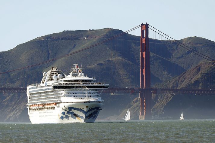 Skemmtiferðaskipið Grand Princess hefur verið stöðvað þar sem það er talið tengjast minnst tveimur smitum.