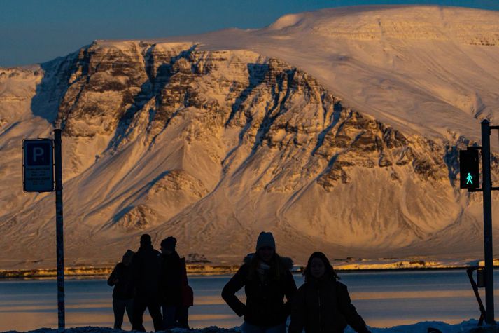 Hiti verður á bilinu núll til sjö stig, en kringum frostmark fyrir norðan og austan.