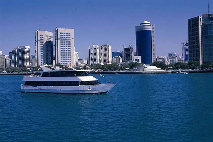 Snekkja við Abú Dabí þar sem maðurinn hugðist setja á fót snekkjufyrirtæki. Myndin tengist fréttinni ekki beint.