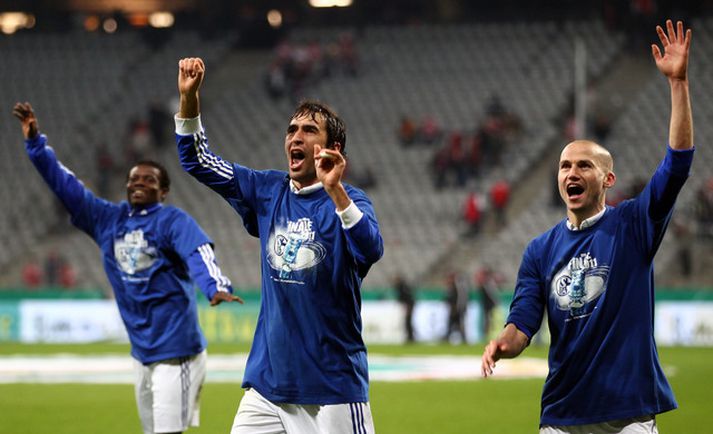 Raúl fagnar eftir leik í kvöld með félögum sínum.