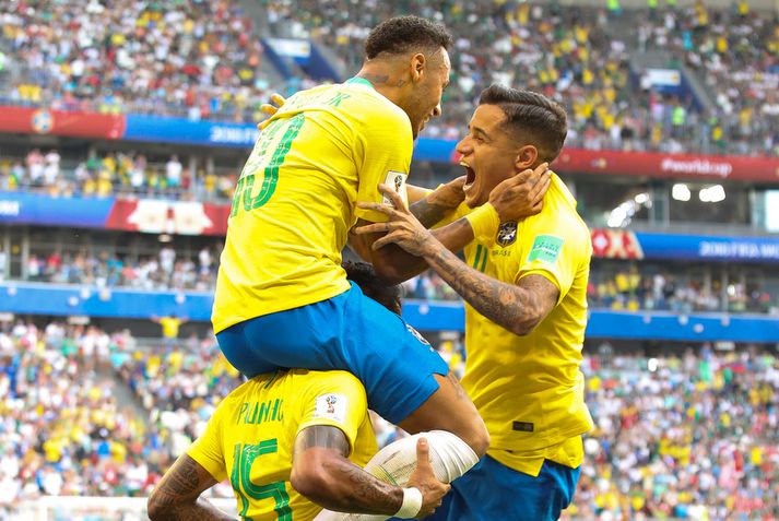 Philippe Coutinho og Neymar fagna saman marki á HM.