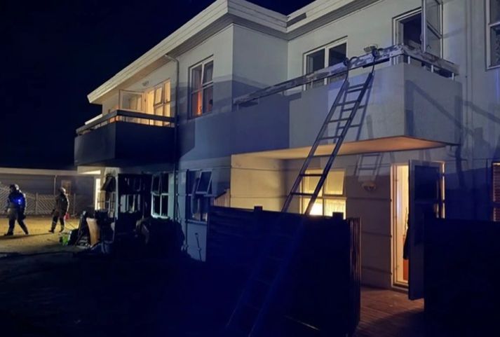 Sjö hvolpar lifðu ekki af eldsvoðann en leit stendur yfir af einum til viðbótar.