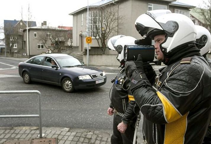 Lögreglumenn höfðu afskipti af ölvuðum einstaklingum í gærkvöld og nótt.