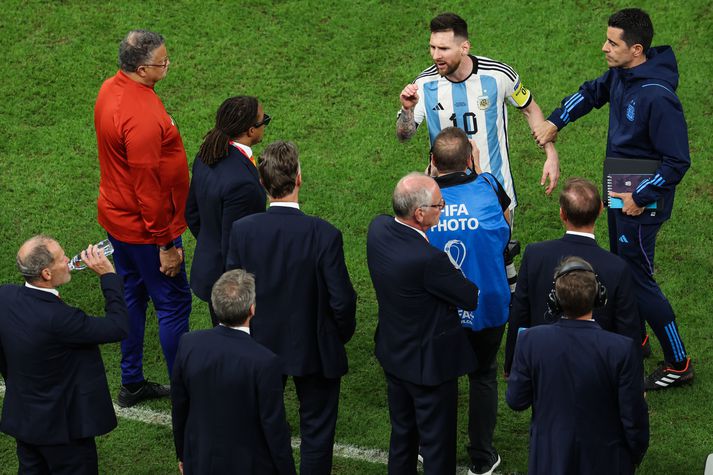 Lionel Messi lætur Louis van Gaal heyra það í frægum leik Argentínu og Hollands á HM í Katar.