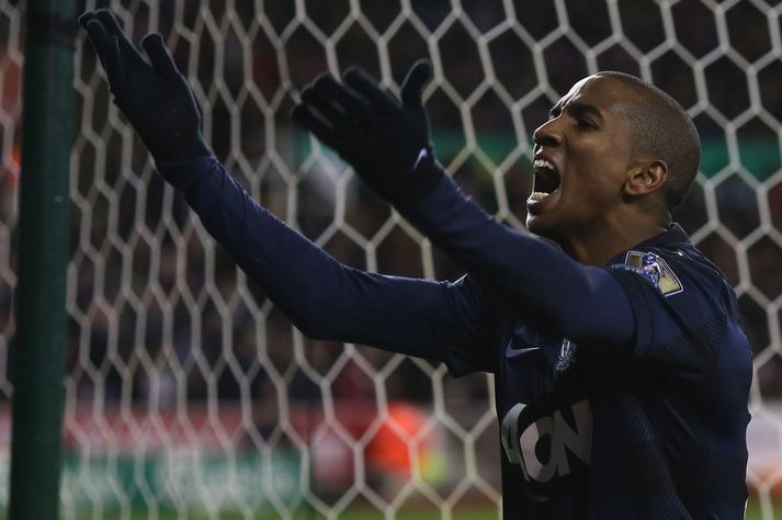 Ashley Young fagnar hér rmarki sínu í kvöld.