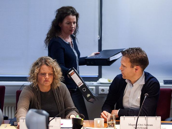Magnús Orri Schram og Margrét Tryggvadóttir tóku við nokkur hundruð blaðsíðna skýrslu hópsins í gær líkt og aðrir nefndarmenn. Von er á frumvarpi um nýja stjórnarskrá öðru hvoru megin við næstu helgi.