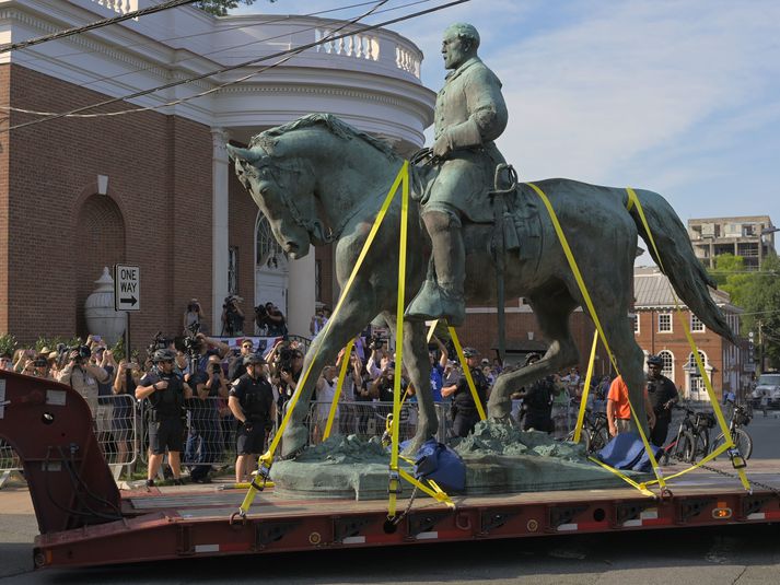 Íbúar og aðrir gestir í Charlottesville fögnuðu þegar styttan af Robert E. Lee var fjarlægð.