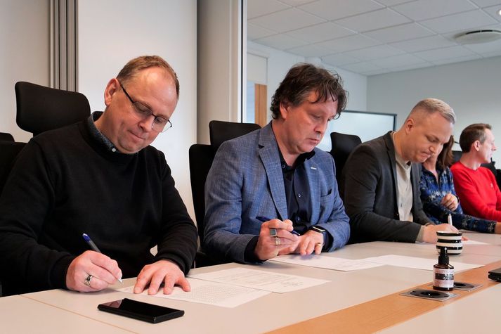 Guðjón Hreinn Hauksson, formaður Félags framhaldsskólakennara, og Ægir Karl Ægisson, formaður Félags stjórnenda í framhaldsskólum, undirrita samkomulagið.