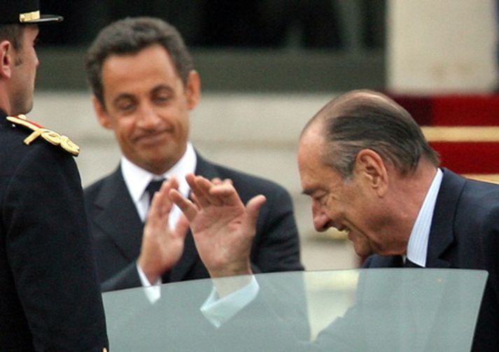 Jacques Chirac kveður eftir embættistökuna í París í dag.