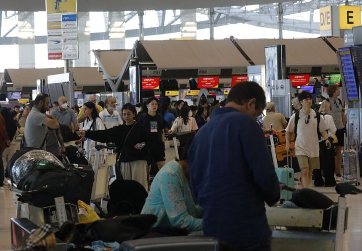 Myndin er tekin á flugvelli í Taílandi þar sem fjöldi eru strandaglópar vegna lokanna í Katar og Dúbaí.