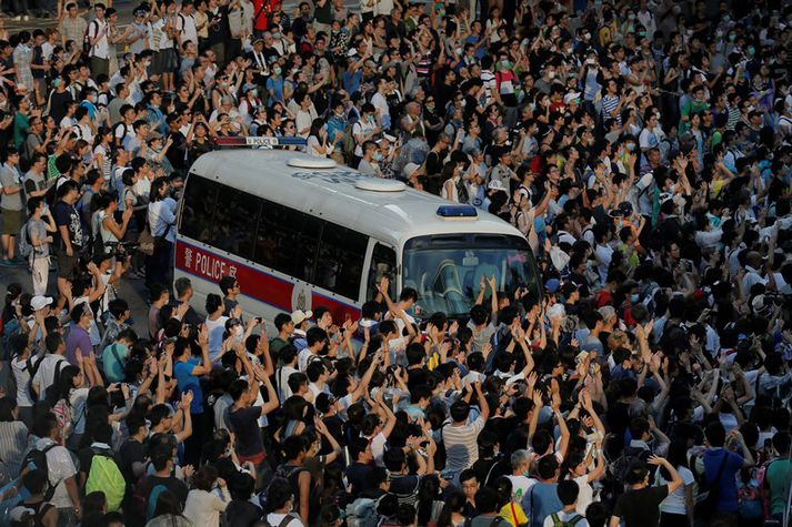 Tugþúsundir mótmæla í miðborg Hong Kong.