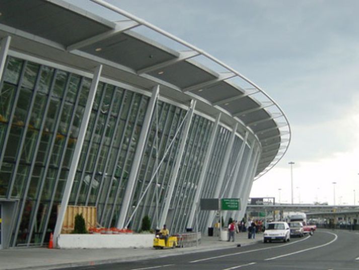 Mennirnir voru handteknir á JFK-flugvellinum.