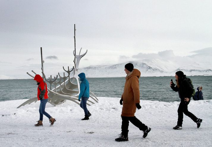 Heimildir Vísis herma að lögreglan telji líkið ekki hafa verið lengi í sjónum.