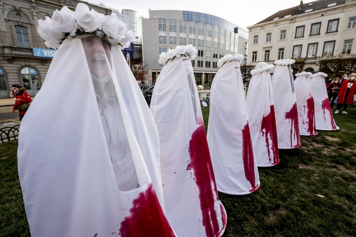 Stuðningsmenn pólskra kvenna mótmæla lagabreytingunni fyrir utan hús Evrópuþingsins í Brussel.